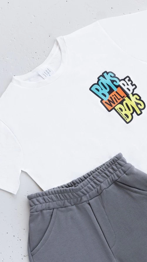 Παιδικό Σετ Αγοριού με Λευκό T-shirt & Γκρι Cargo Βερμούδα2