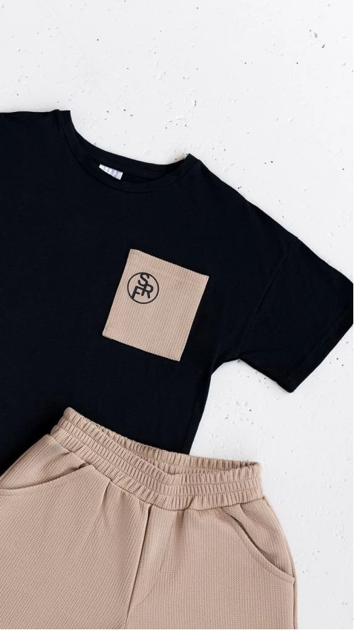 Παιδικό Σετ Αγοριού με Μαύρο T-shirt & Μπεζ Βερμούδα βάφλα2