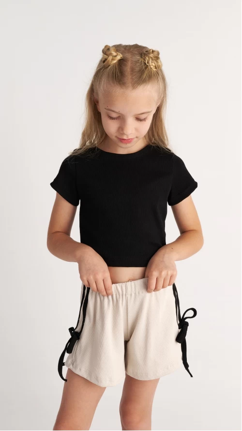 Παιδικό Σετ με Μαύρο Crop Top και Μπεζ Σορτς με Δεσίματα3