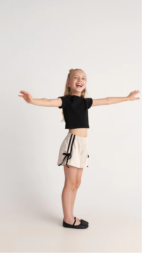 Παιδικό Σετ με Μαύρο Crop Top και Μπεζ Σορτς με Δεσίματα3